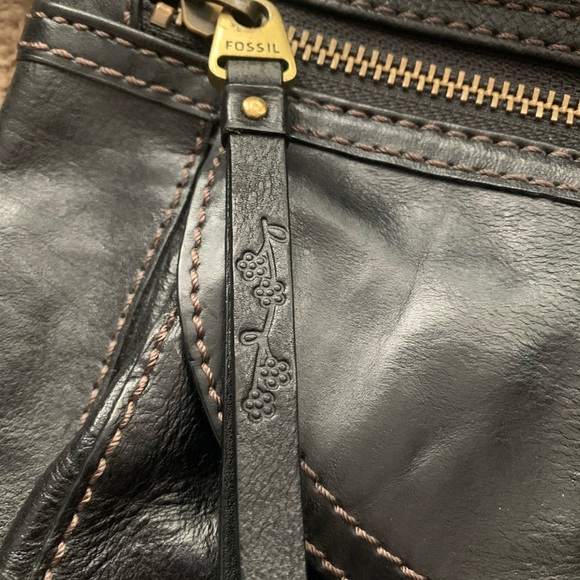 Fossil Genuine Leather Crossbody purse - Picture 2 of 6